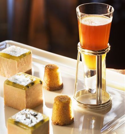Cubes de foie gras de canard aux graines de passion, Consommé parfumé à l’Earl Grey, bouchons de pain de maïs
