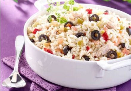 Salade de riz, olives et raisins
